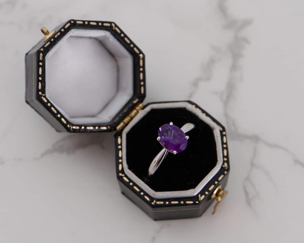9ct-white-gold-oval-amethyst-ring-4-1024×819