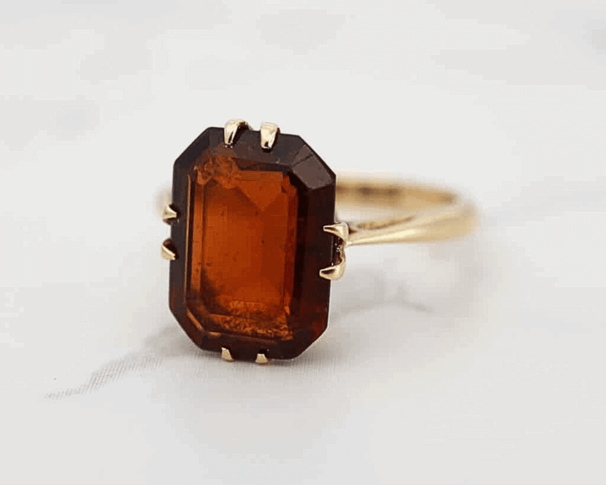 antique 1920s red stone ring in 18ct yellow gold side view