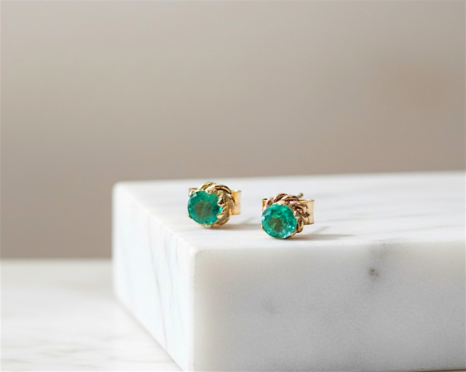 9ct gold emerald claw set stud earrings for sale