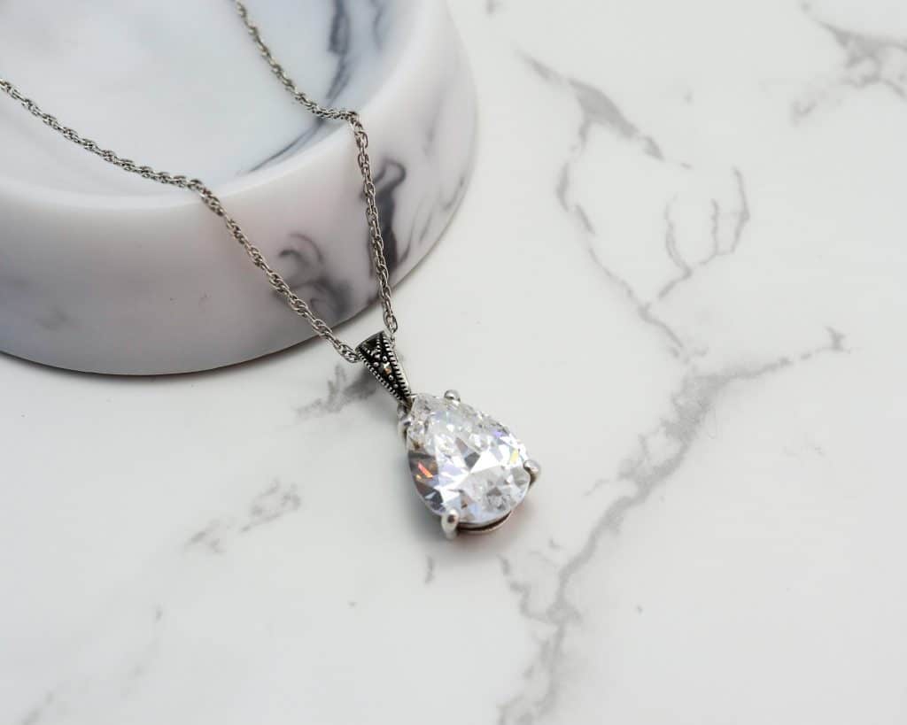 silver-CZ-pear-drop-pendnat-1024×819
