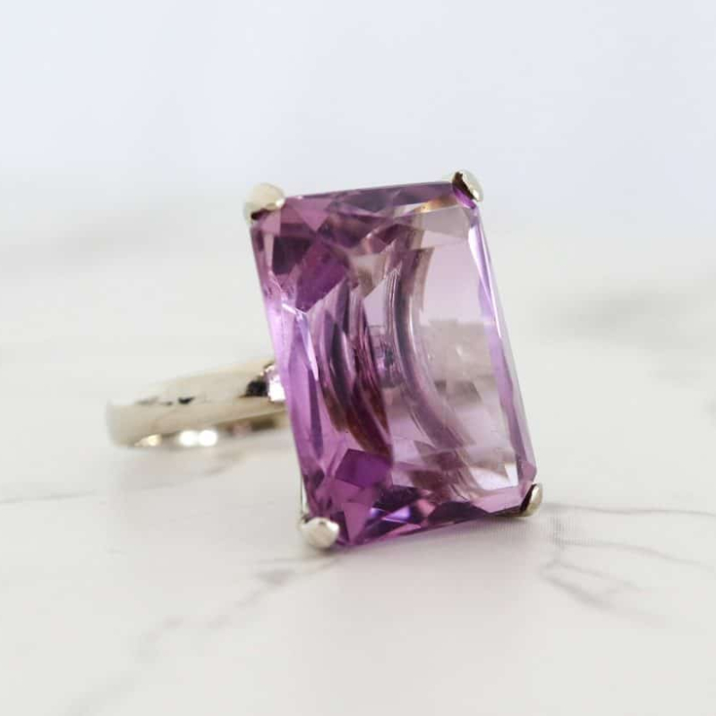 vintage amethyst ring for sale in Leeds, Yorkshire. 20cts amethyst ring in white gold