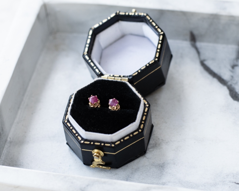 DSC_0643 (2) a pair of modern 9ct gold and ruby stud earrings for pierced ears, claw set in a presentation box