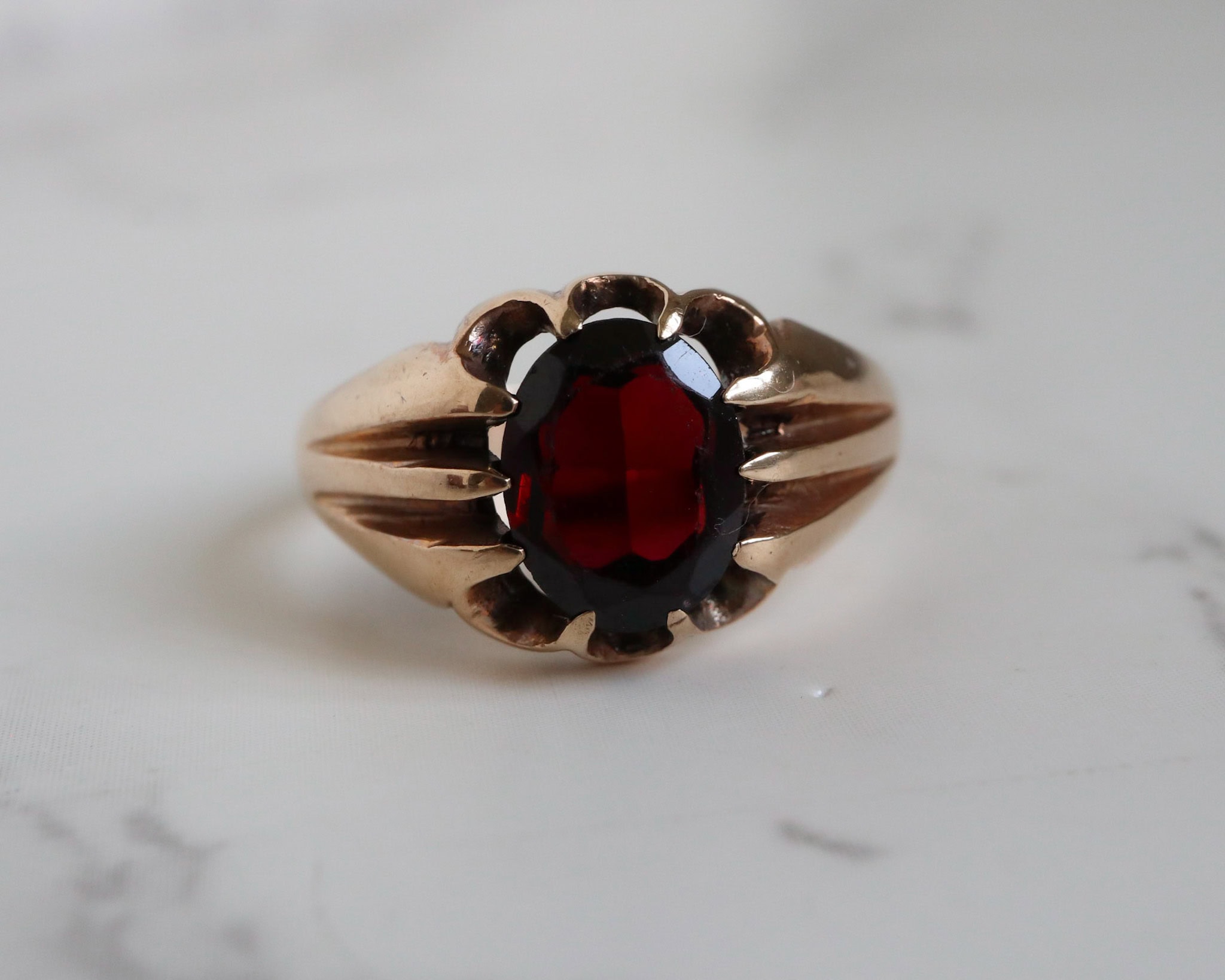 Vintage 9ct gold and garnet signet ring dated 1973. A unisex signet ring for a man or a woman