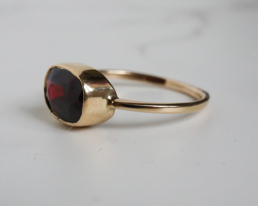 Vintage garnet ring in 9ct yellow gold for sale in Leeds, Yorkshire