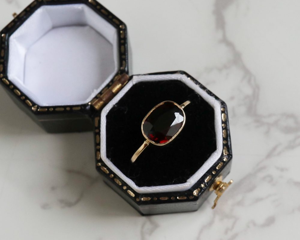 Vintage garnet ring in 9ct yellow gold for sale in Leeds, Yorkshire