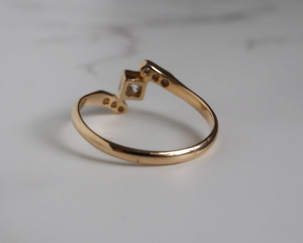 Art Deco diamond ring set in 18ct yellow gold and platinum for sale in Leeds, Yorkshire