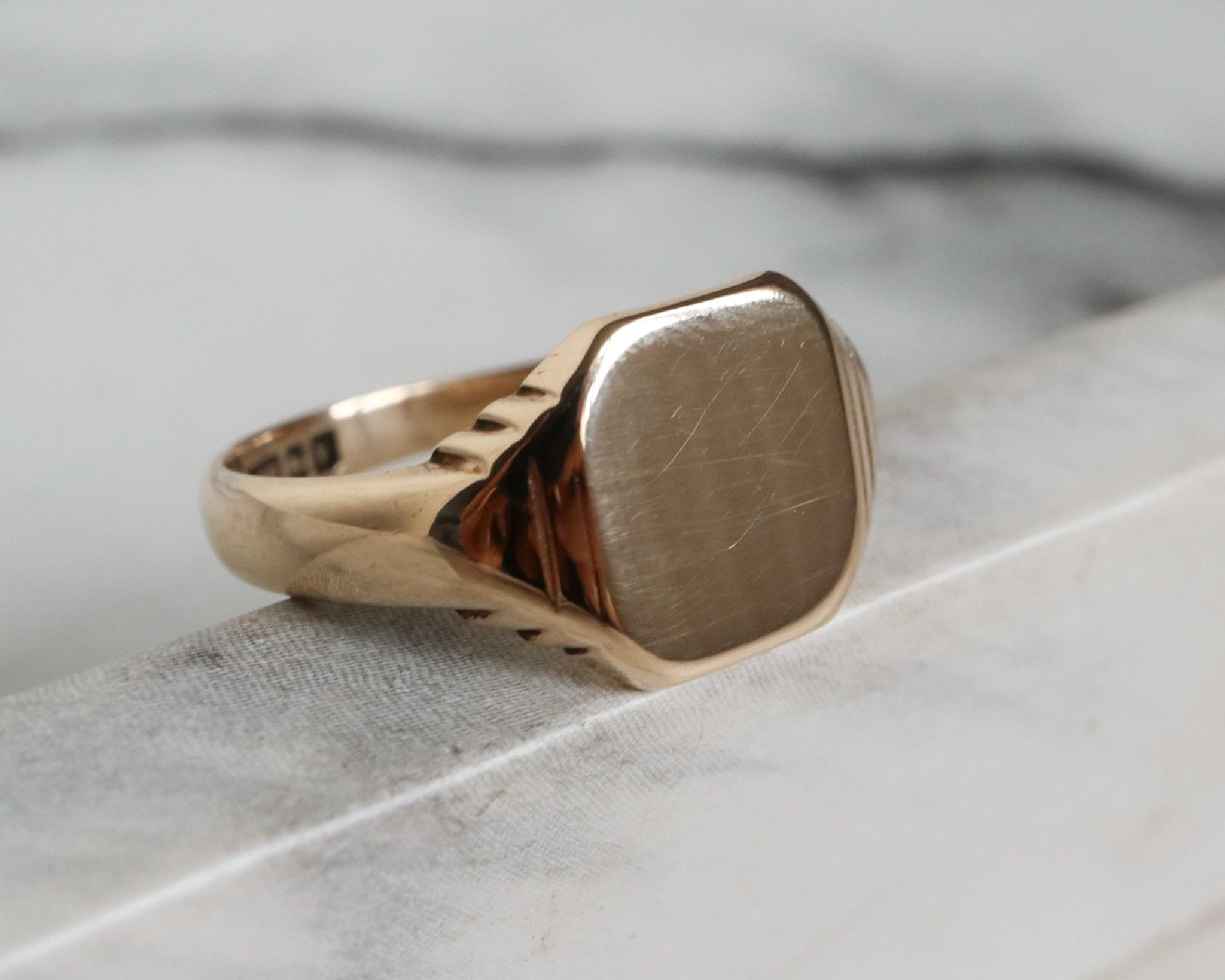 Vintage 9ct gold signet ring dated Birmingham 1971 for sale in Leeds, Yorkshire