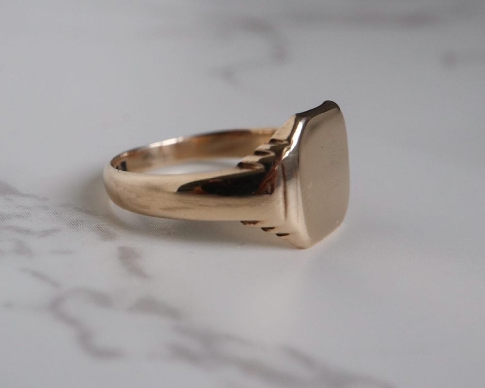 Vintage 9ct gold signet ring dated Birmingham 1971 for sale in Leeds, Yorkshire