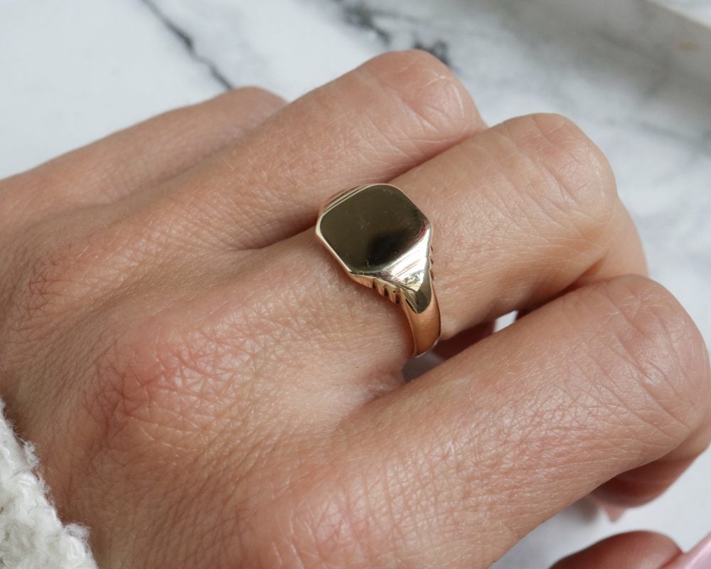 Vintage 9ct gold signet ring dated Birmingham 1971 for sale in Leeds, Yorkshire