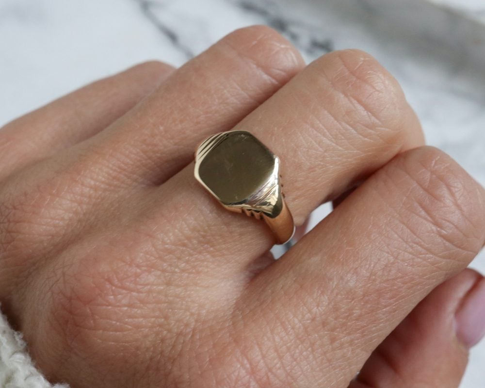 Vintage 9ct gold signet ring dated Birmingham 1971 for sale in Leeds, Yorkshire