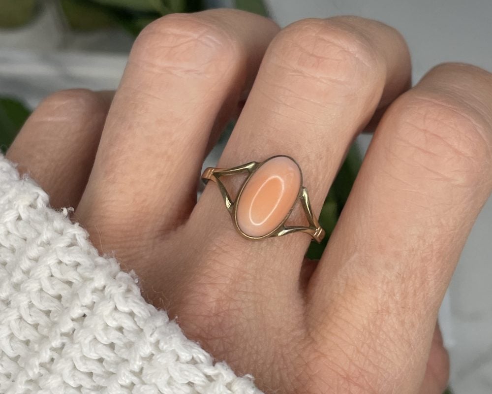 Vintage coral ring in 9ct yellow gold for sale