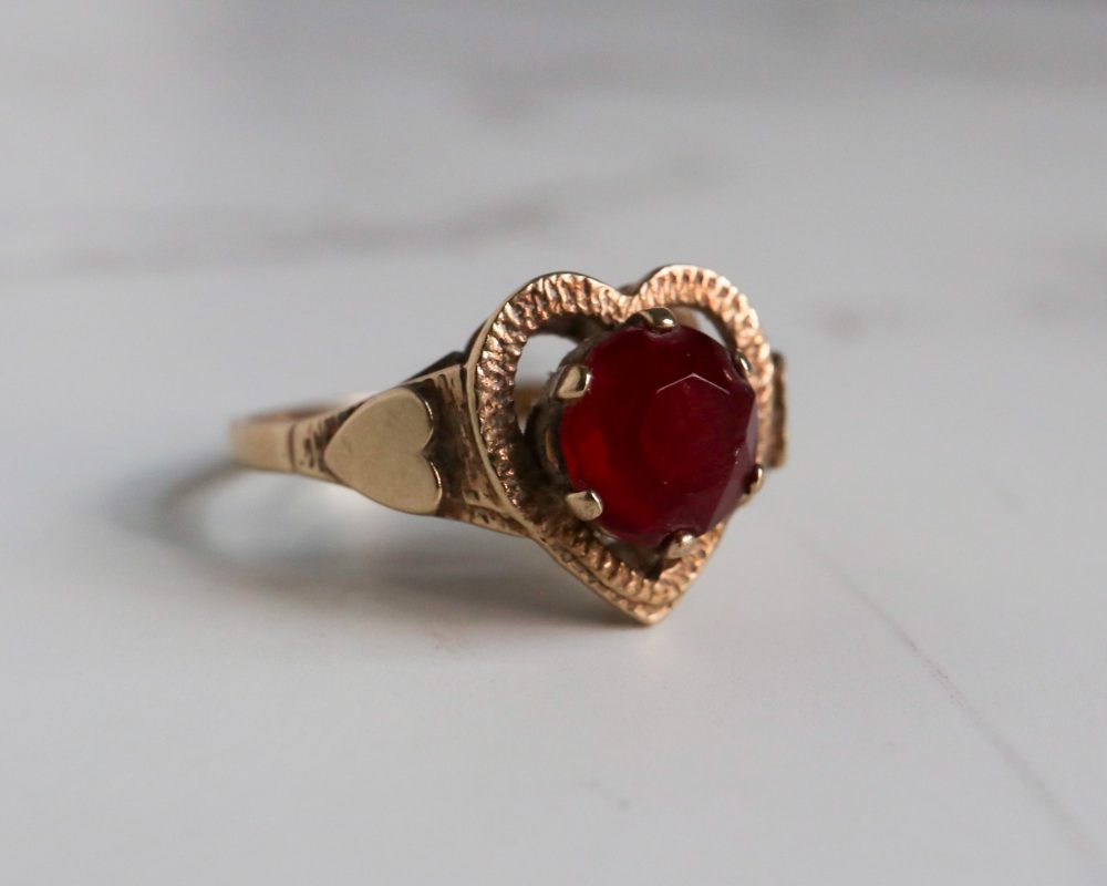 Vintage 9ct gold and red stone heart shaped ring for sale in Leeds