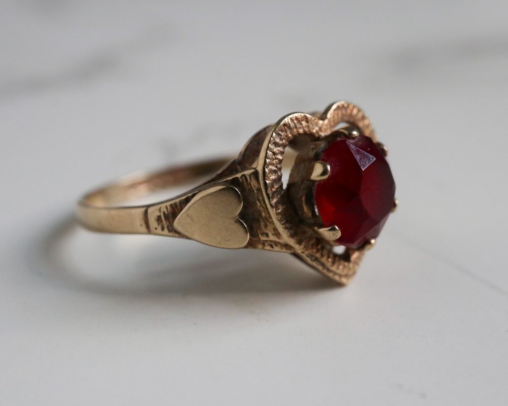 Vintage 9ct gold and red stone heart shaped ring for sale in Leeds