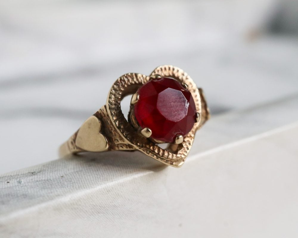 Vintage 9ct gold and red stone heart shaped ring for sale in Leeds