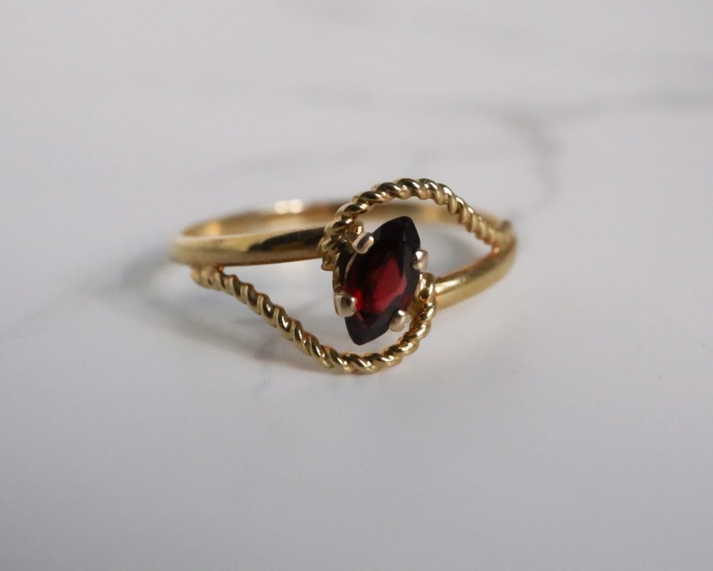 Vintage 9ct Gold and Garnet Ring - Aladdins Cave Jewellery