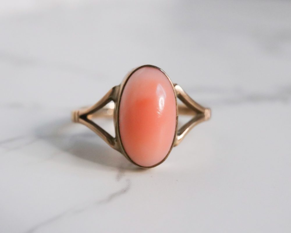Vintage coral ring in 9ct yellow gold for sale