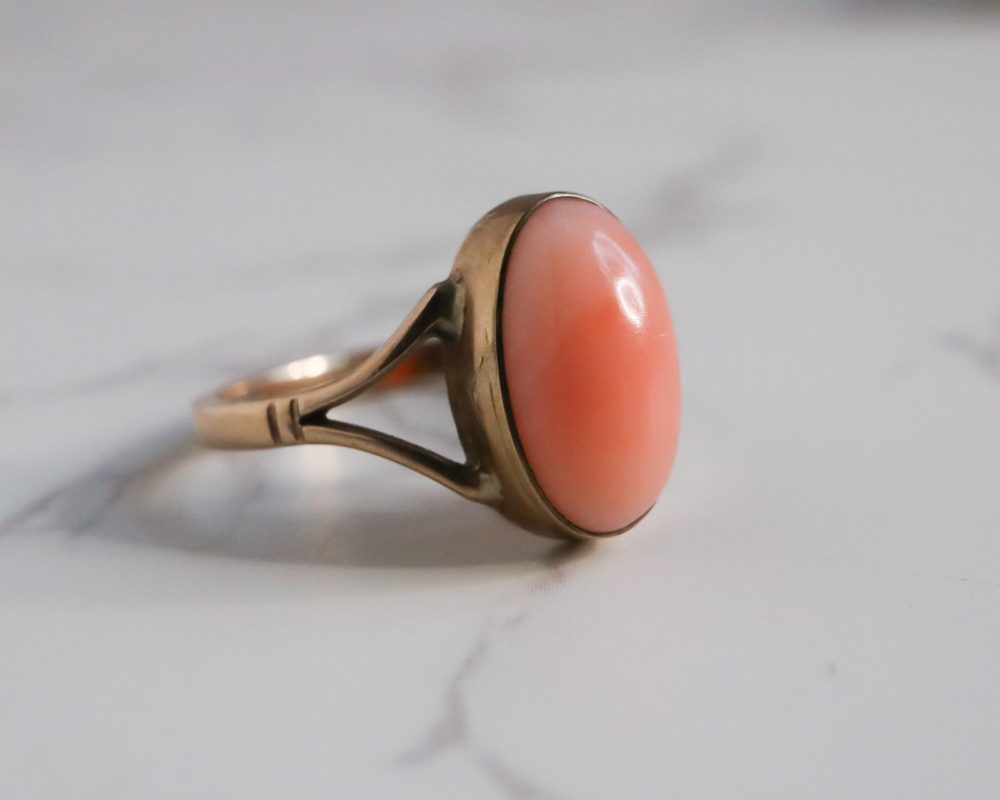 Vintage coral ring in 9ct yellow gold for sale
