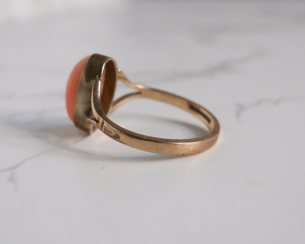 Vintage coral ring in 9ct yellow gold for sale