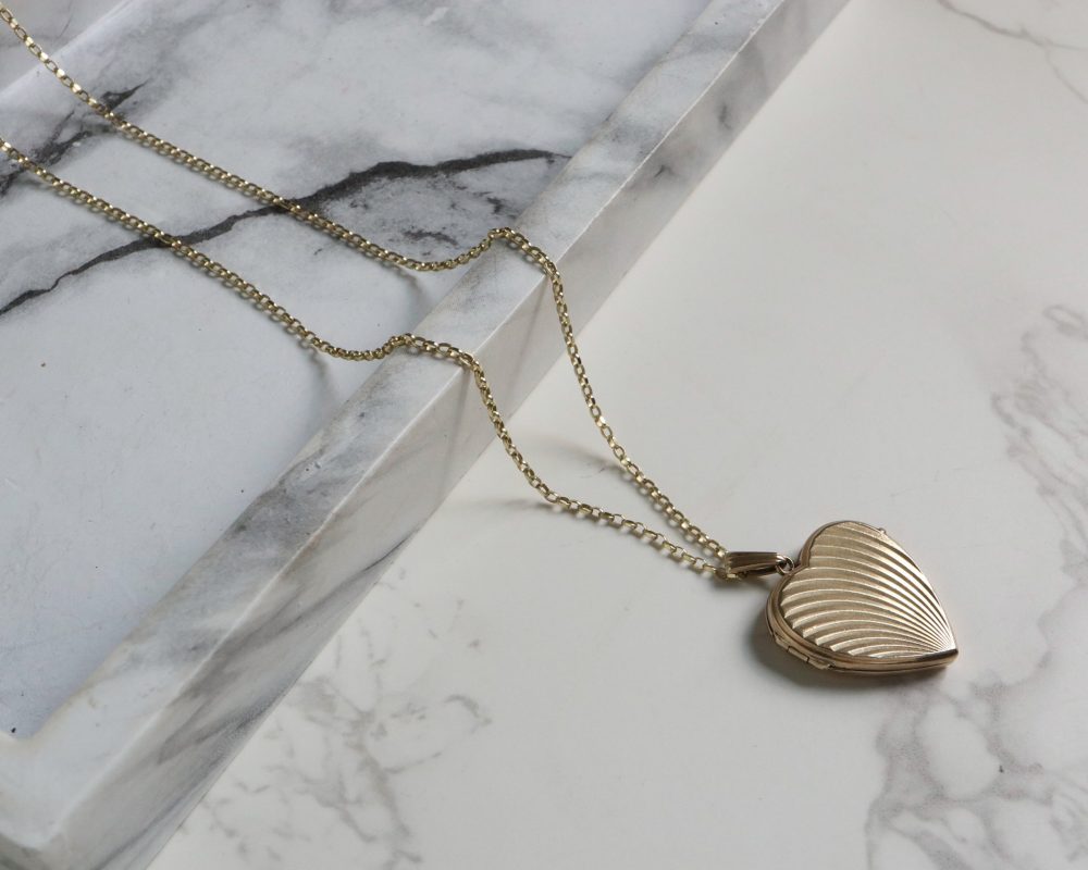 Vintage 9ct gold heart locket and chain for sale in Leeds, Yorkshire