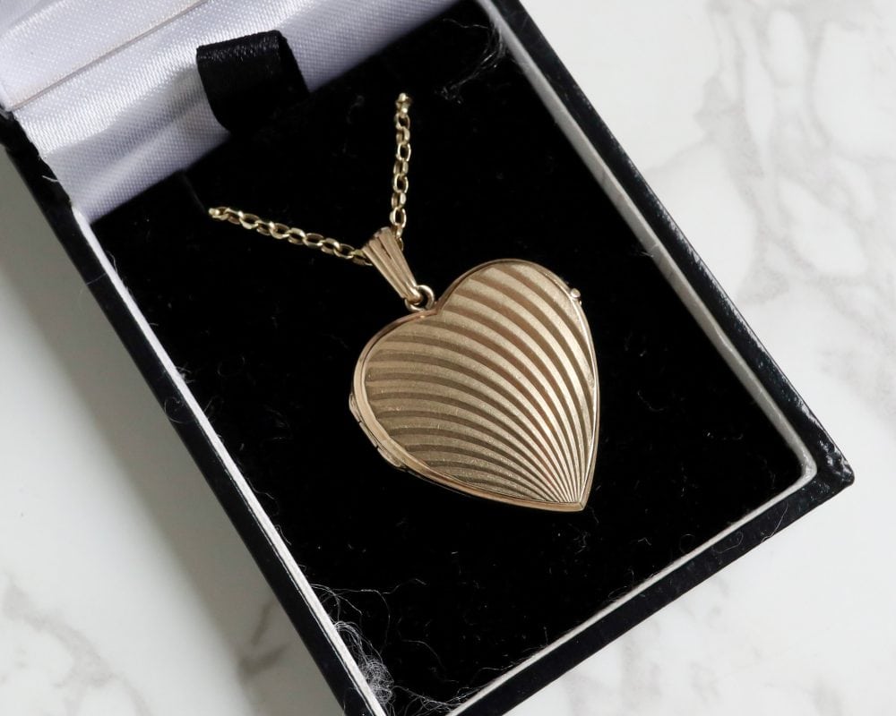 Vintage 9ct gold heart locket and chain for sale in Leeds, Yorkshire
