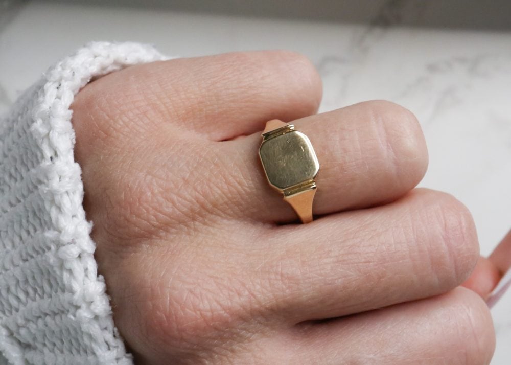 Antique gold signet ring in 18ct yellow gold for sale in Leeds, Yorkshire