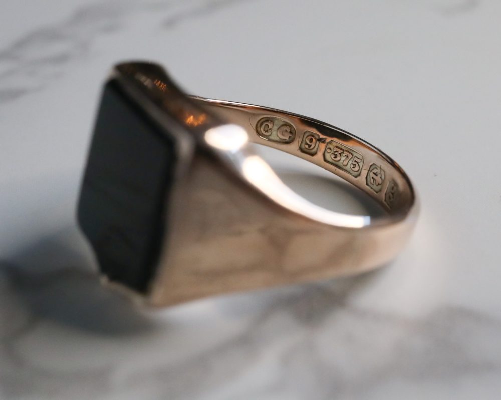 Antique bloodstone signet ring in 9ct yellow gold for sale in Leeds, Yorkshire