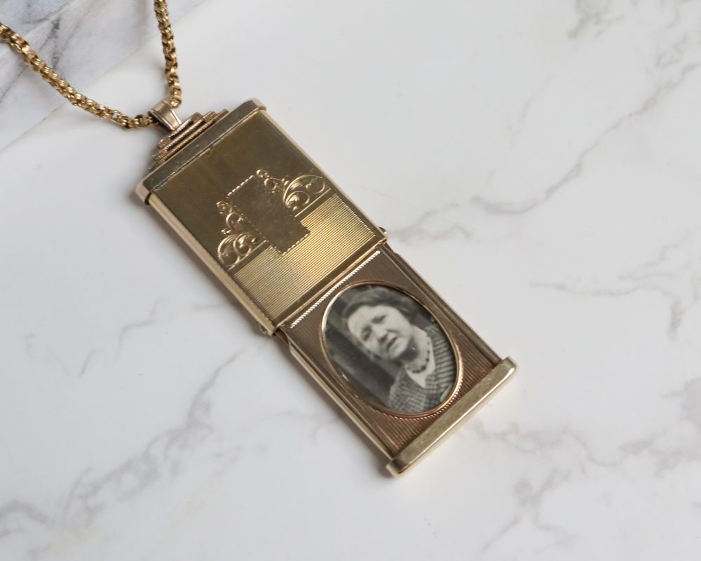 Antique Art Deco locket and 9ct gold chain for sale in Leeds, Yorkshire