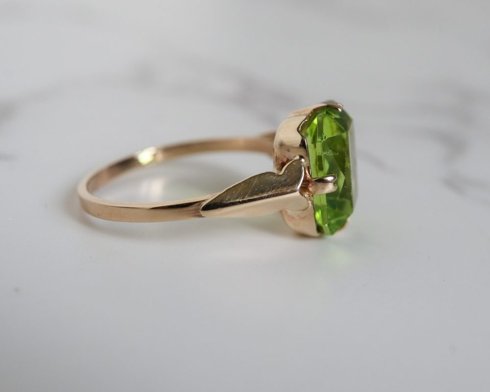 Vintage 9ct gold and peridot ring for sale in Leeds, Yorkshire