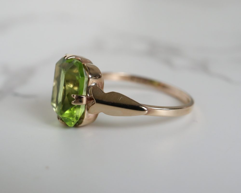 Vintage 9ct gold and peridot ring for sale in Leeds, Yorkshire