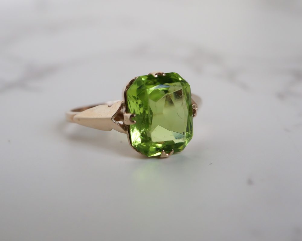 Vintage 9ct gold and peridot ring for sale in Leeds, Yorkshire