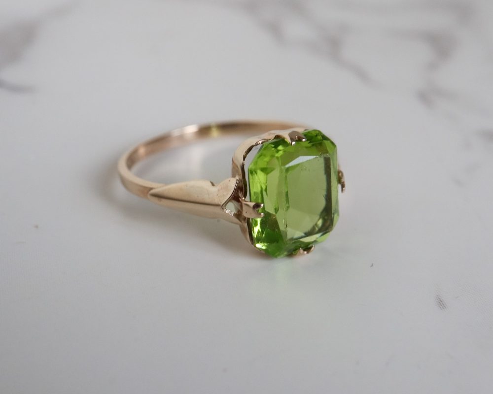 Vintage 9ct gold and peridot ring for sale in Leeds, Yorkshire
