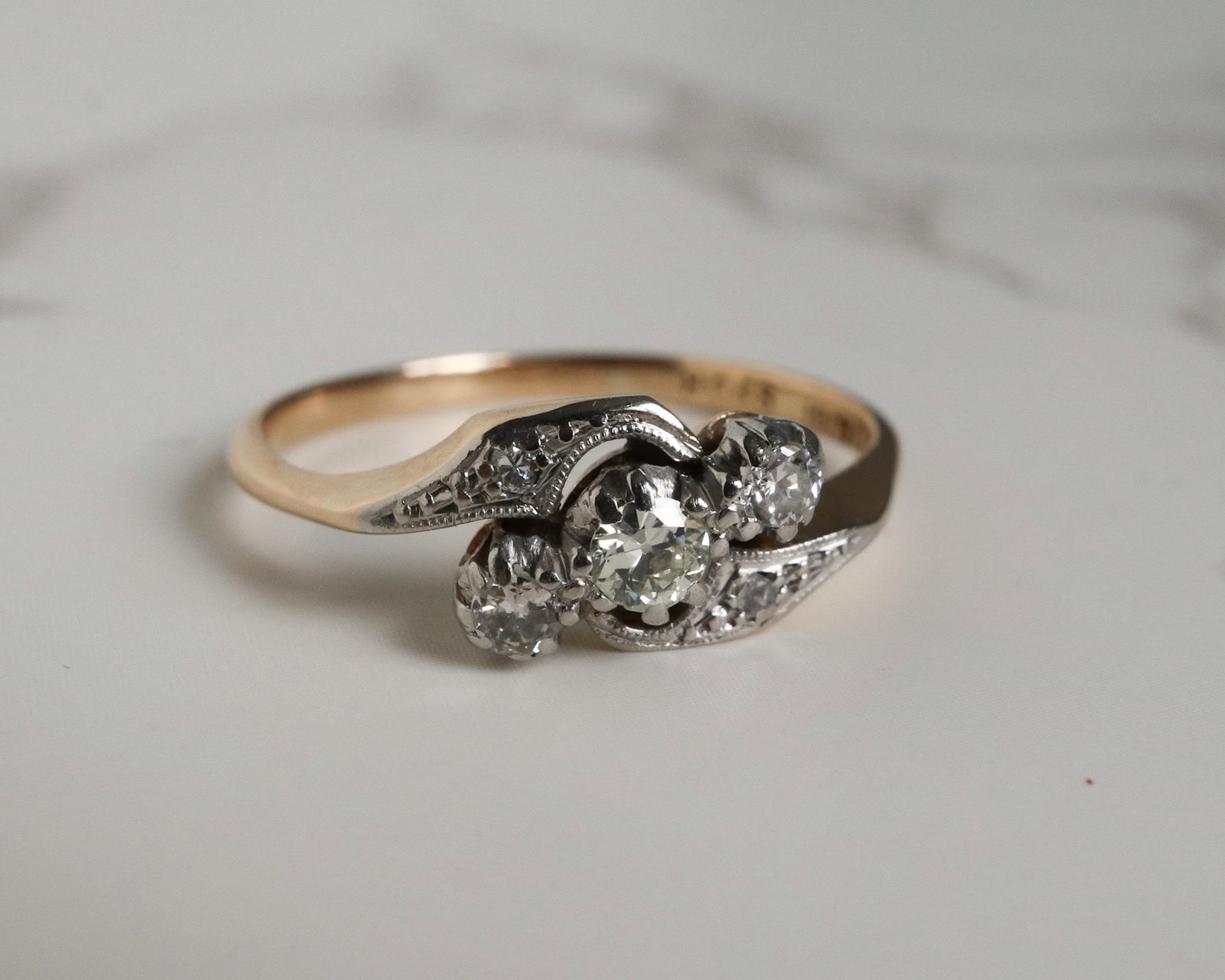 Antique 1930s three stone diamond twist ring in 18ct gold and platinum for sale in Leeds, Yorkshire