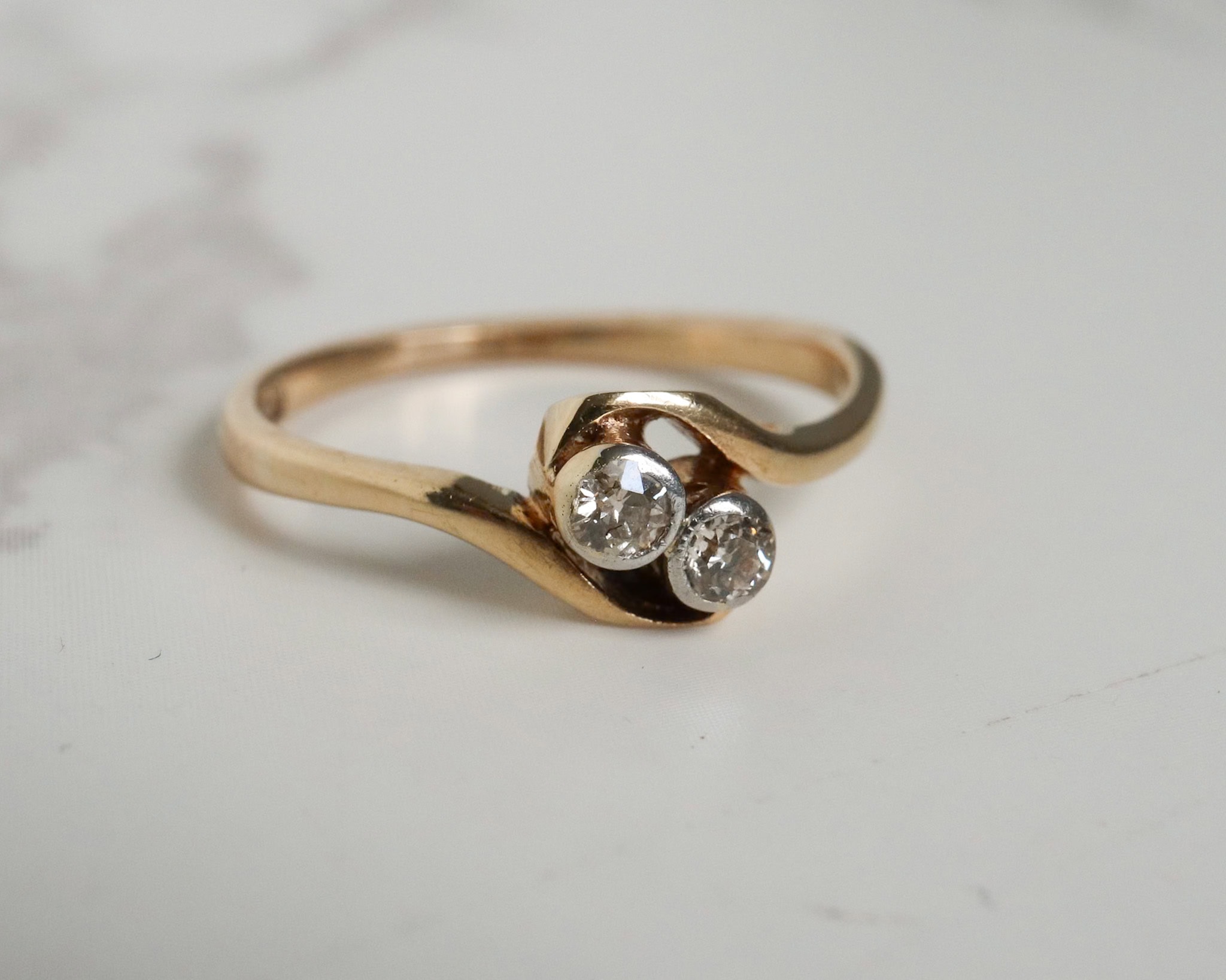 Antique 1920s diamond toi et moi ring in 18ct gold and platinum for sale in Leeds, Yorkshire