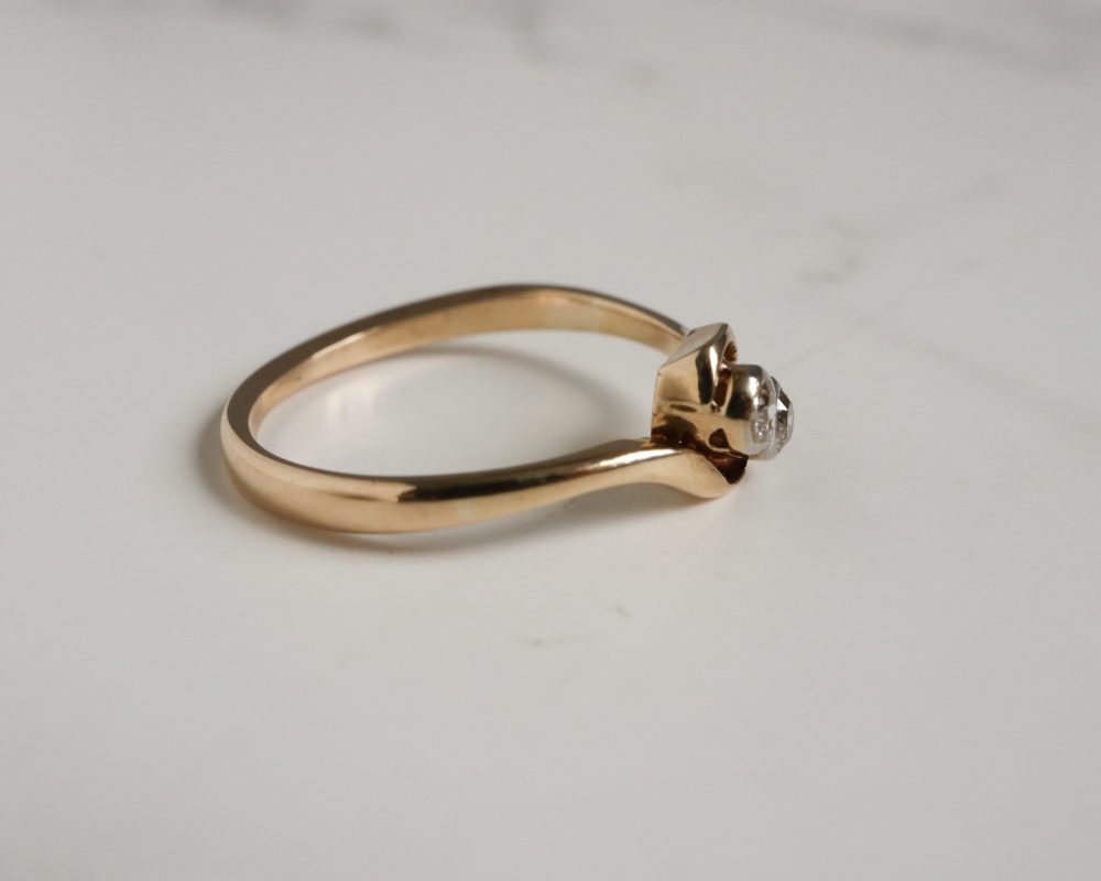 Antique 1920s diamond toi et moi ring in 18ct gold and platinum for sale in Leeds, Yorkshire