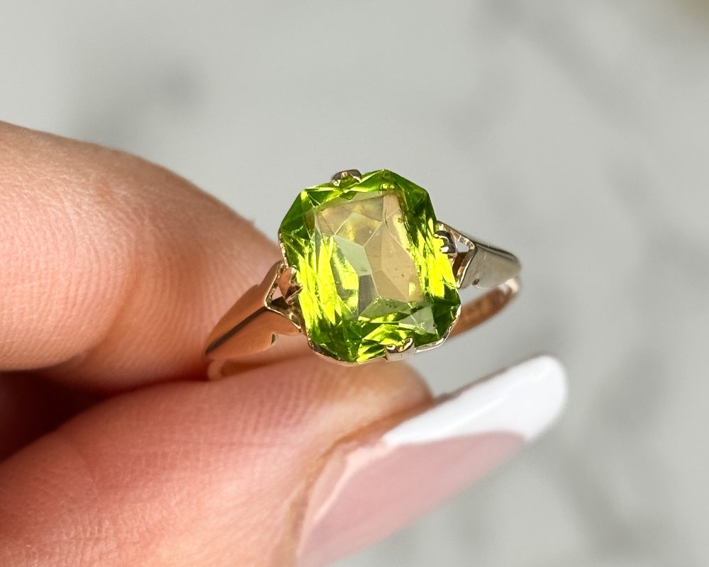 Vintage 9ct gold and peridot ring for sale in Leeds, Yorkshire