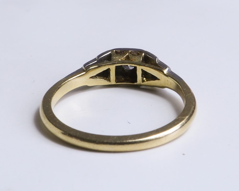 Art Deco diamond stepped shoulder ring in 18ct yellow gold and platinum for sale in Leeds, Yorkshire