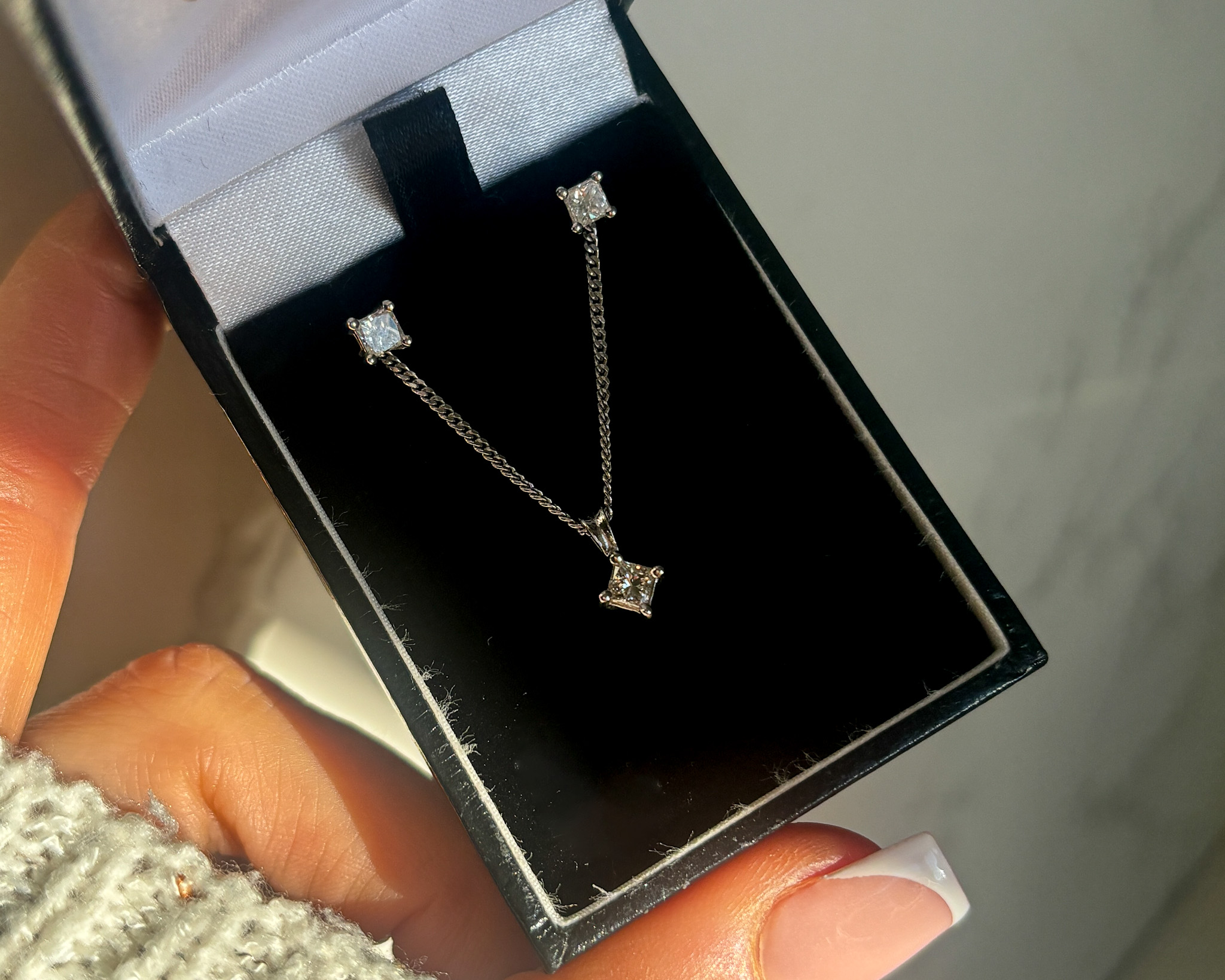 18ct white gold and diamond stud earrings and matching pendant set for sale in Leeds, Yorkshire