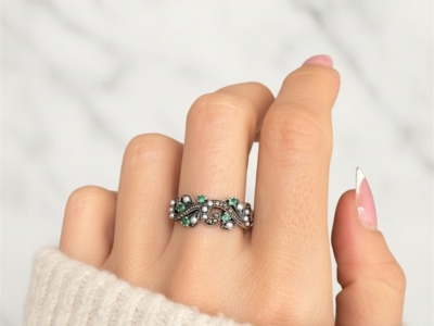 vintage style silver emerald ring on model's hand for sale in leeds