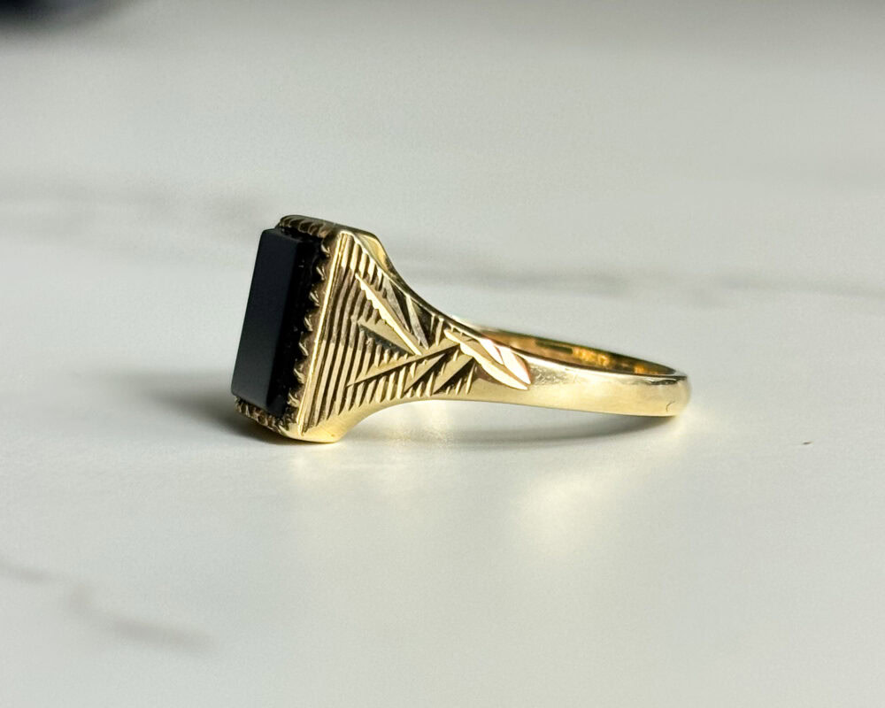 Vintage 9ct gold and onyx signet ring for sale in Leeds, Yorkshire