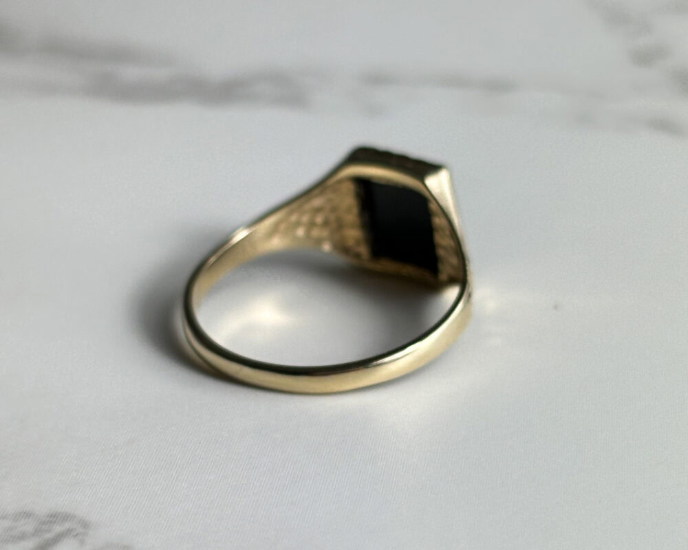 Vintage 9ct gold and onyx signet ring for sale in Leeds, Yorkshire