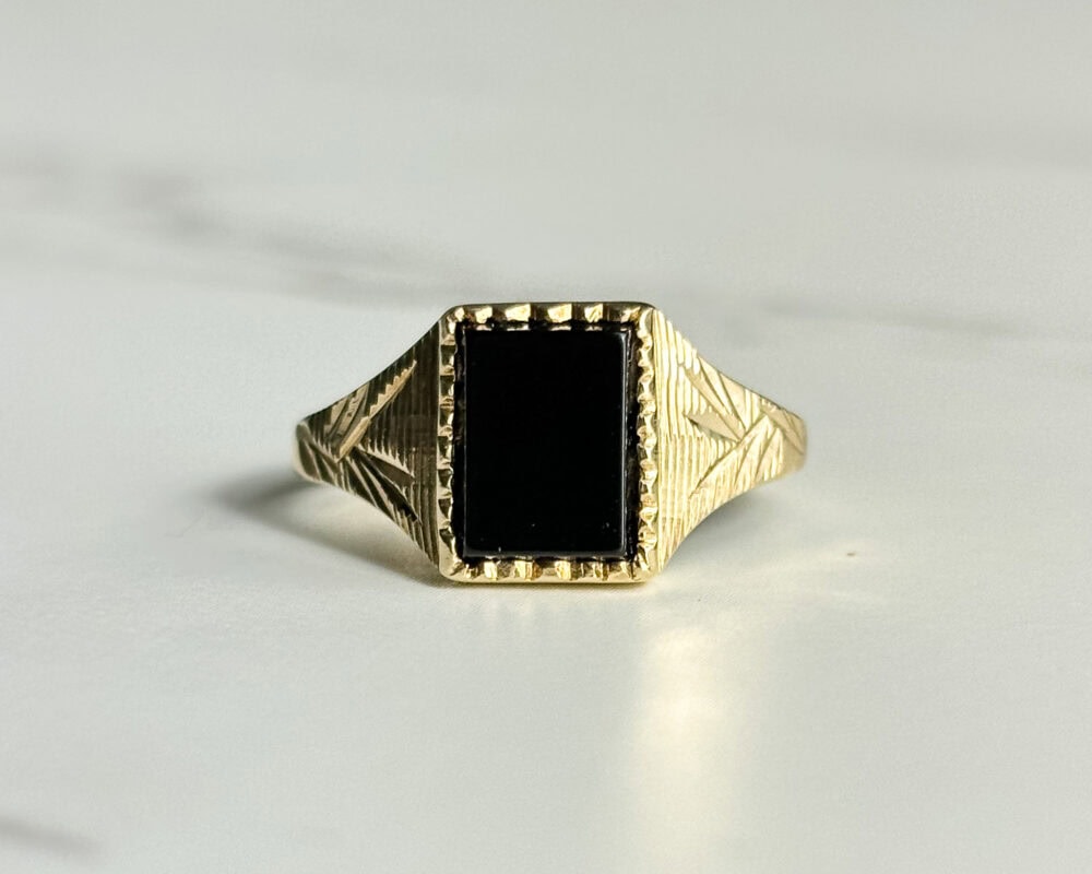 Vintage 9ct gold and onyx signet ring for sale in Leeds, Yorkshire