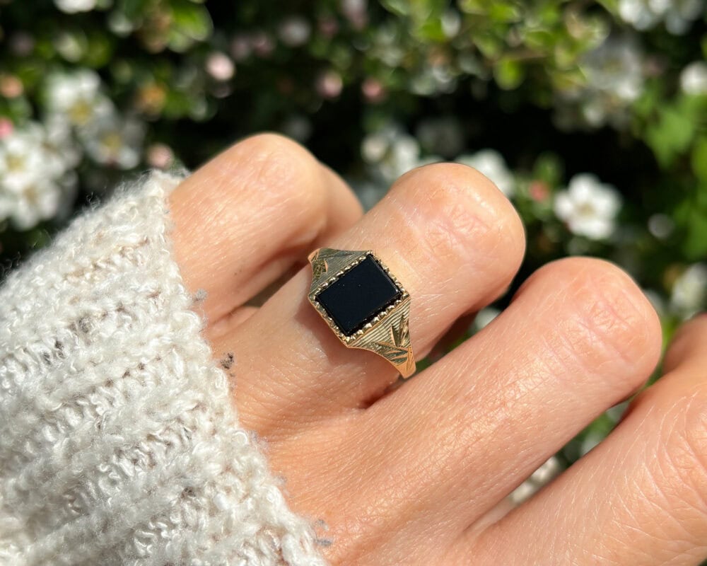 Vintage 9ct gold and onyx signet ring for sale in Leeds, Yorkshire