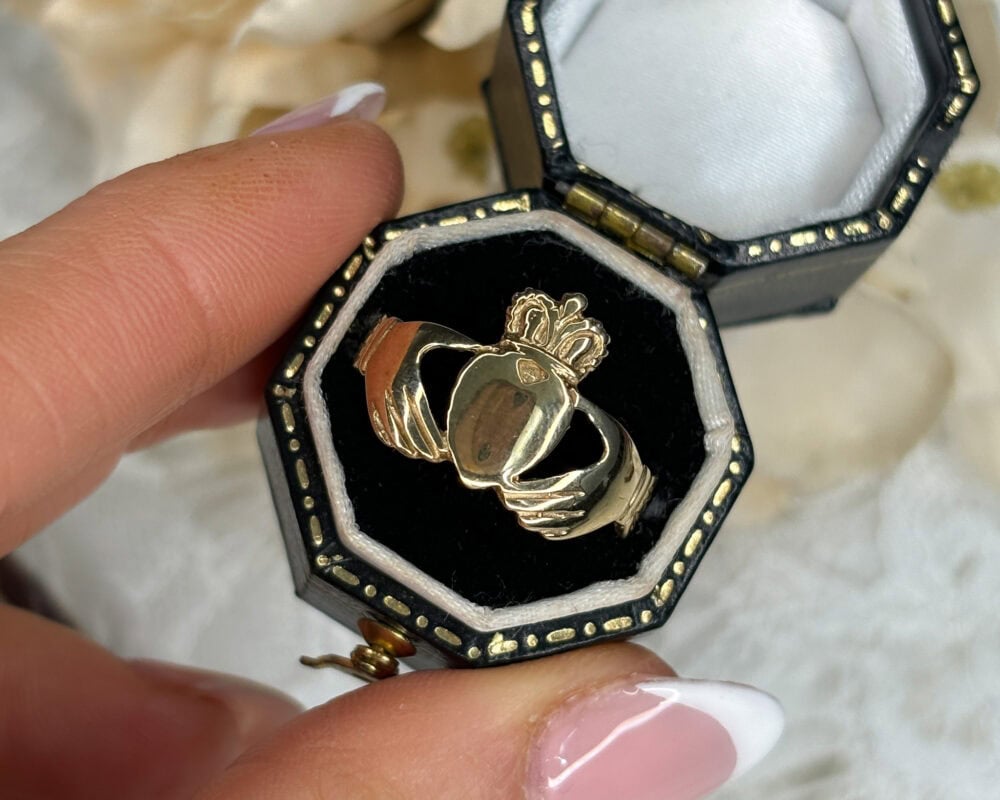 Vintage 9ct yellow gold unisex Claddagh ring for sale in Leeds