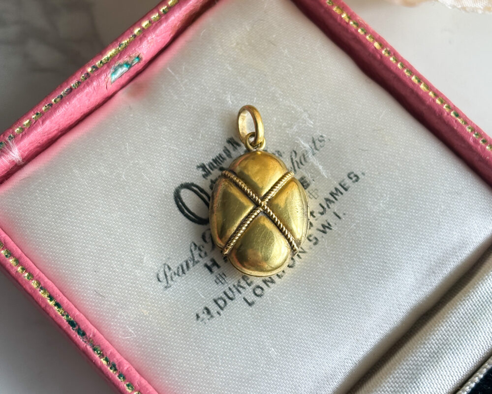 antique Victorian 15ct gold small oval locket