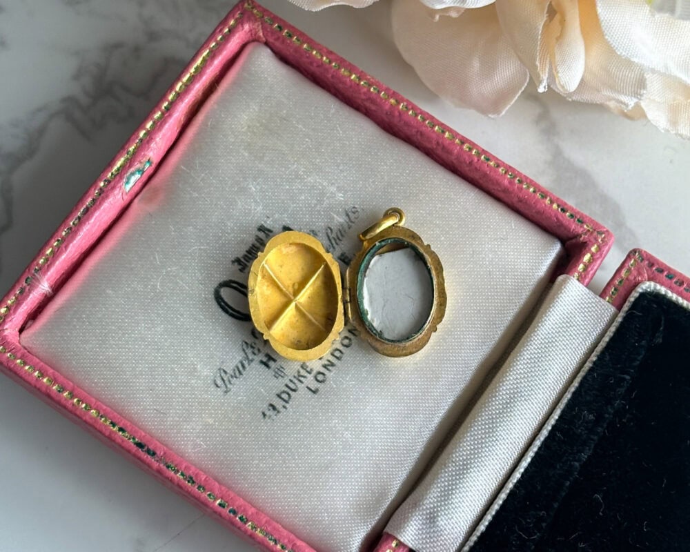 antique Victorian 15ct gold small oval locket