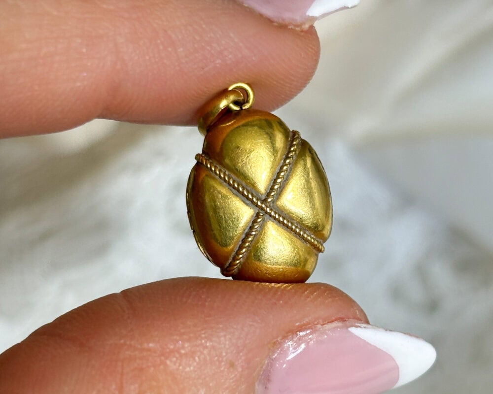 antique Victorian 15ct gold small oval locket