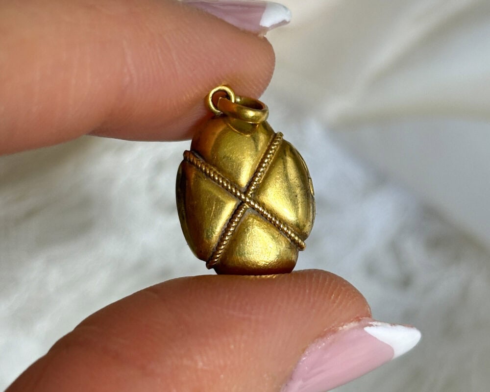 antique Victorian 15ct gold small oval locket