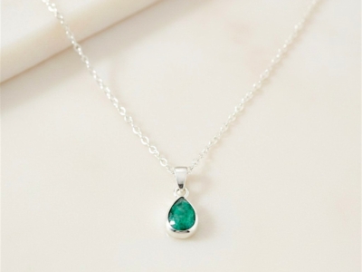 emerald and silver pear shaped pendant and chain