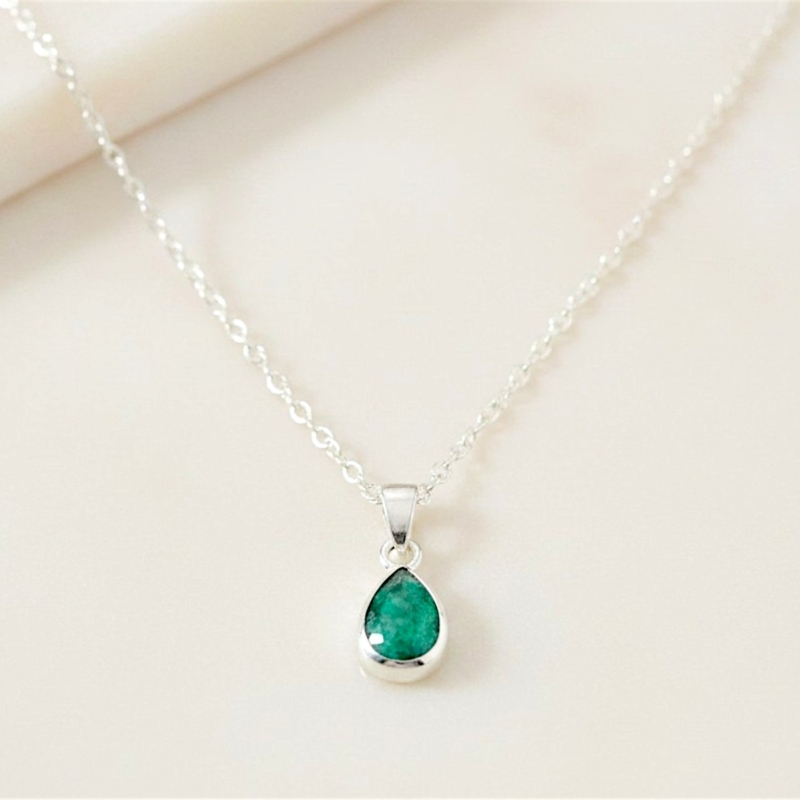 emerald and silver pear shaped pendant and chain