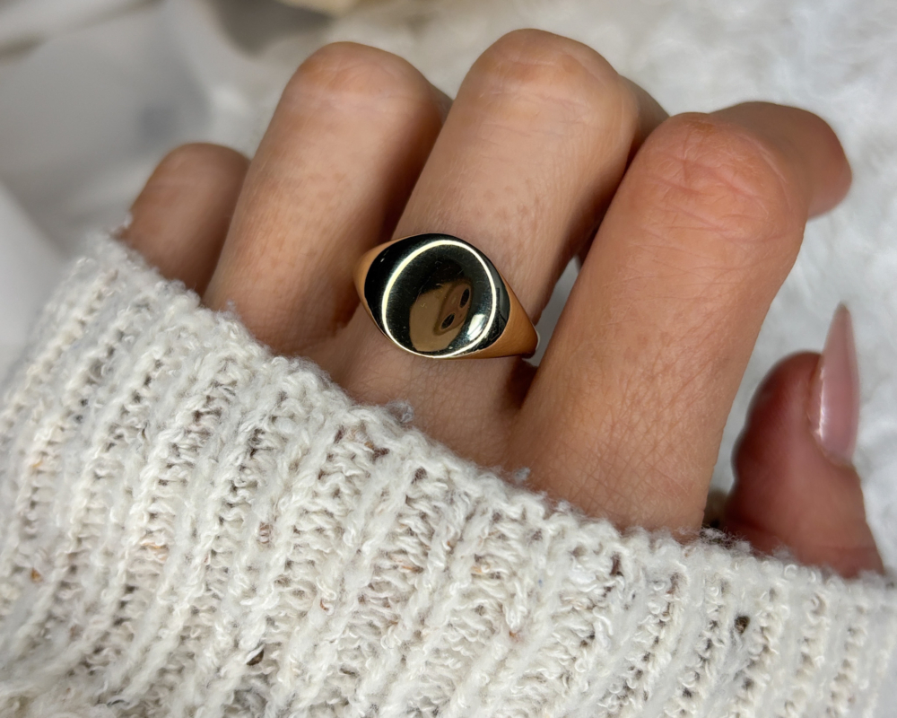 antique 9ct gold signet ring for a man or a woman dated 1953